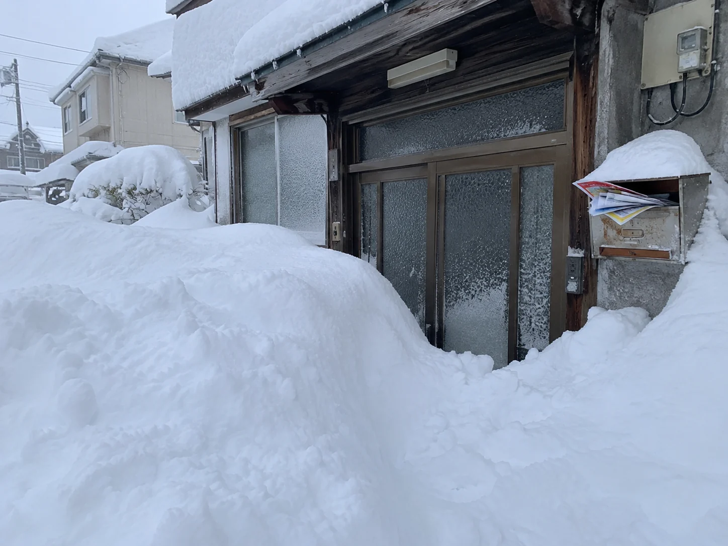 ▲玄関が雪で埋まる