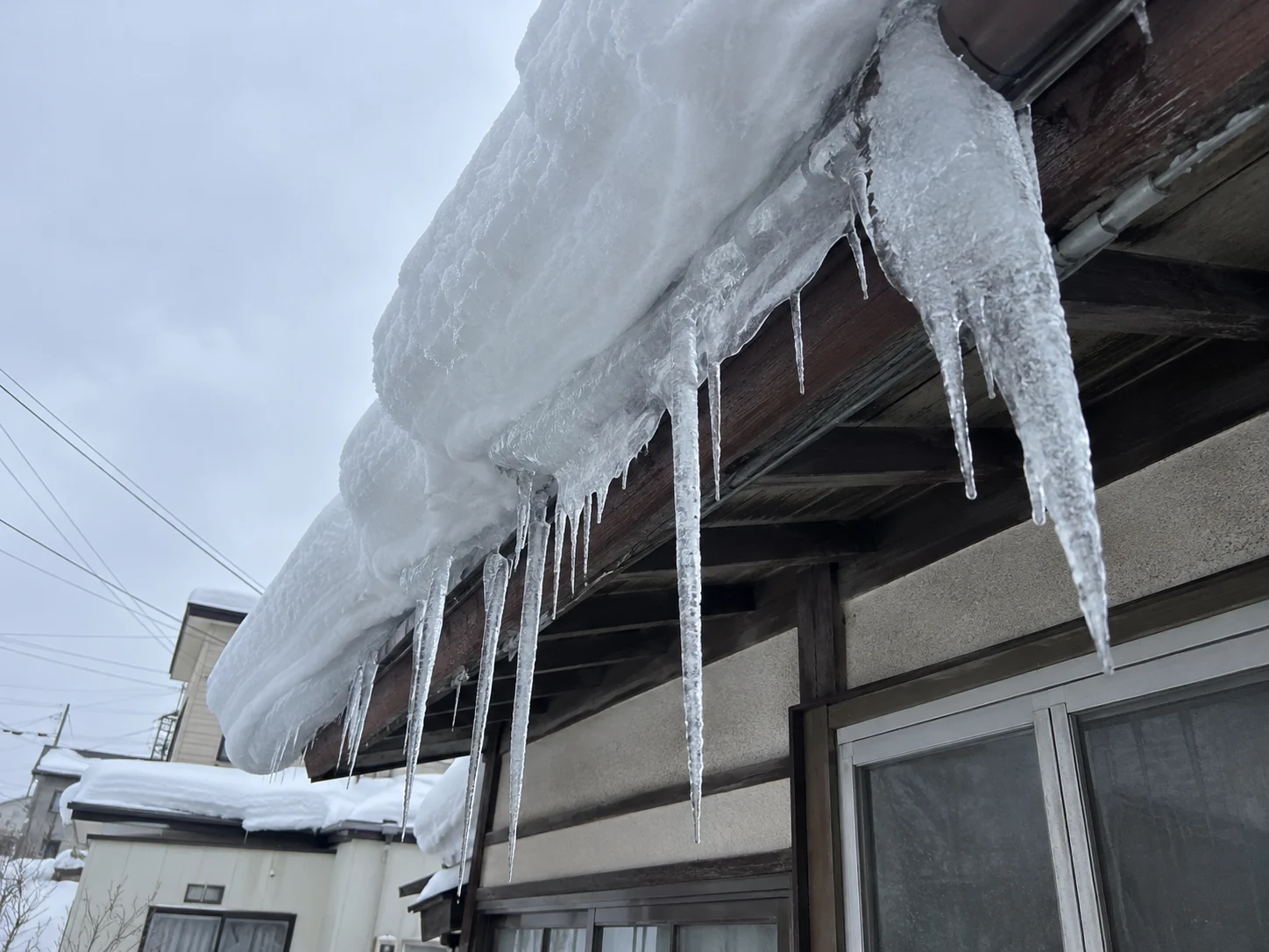 ▲屋根の雪と落雪